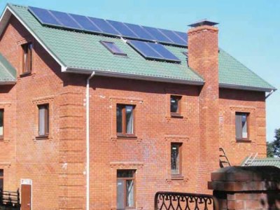 Дом с солнечными батареями на крыше не подвержен перепадам в электросети